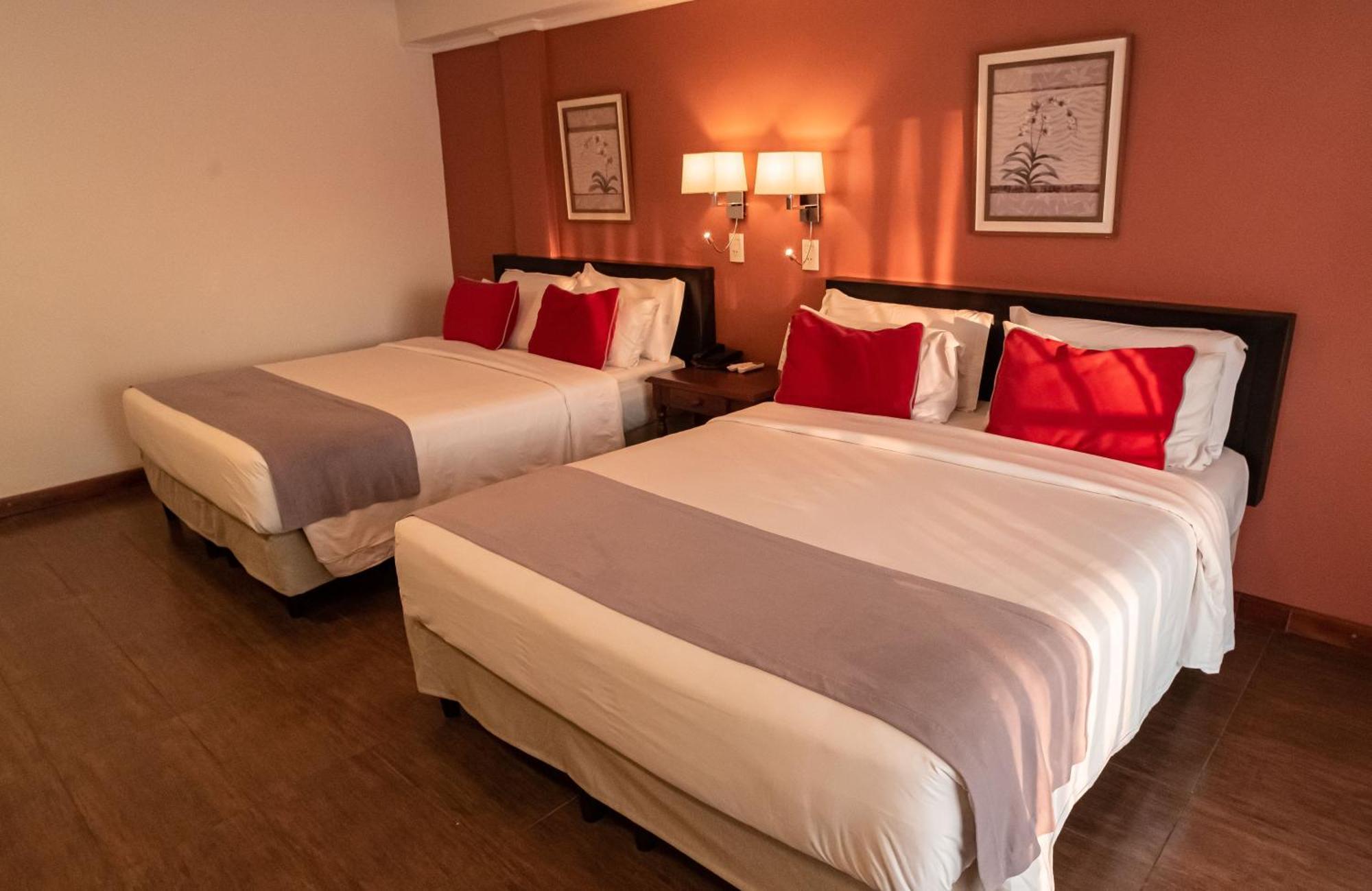 Hotel Saint George ปูแอร์โตอีกวาซู ภายนอก รูปภาพ
